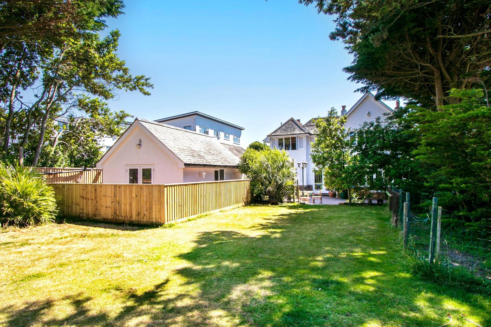 The Annex - Unparalleled Beach Front Luxury Accommodation - Private South West Facing Patio Area - Pet Friendly - Sky - Netflix - Super Fast Wi-Fi - Stones Throw To The Beach Bournemouth Esterno foto